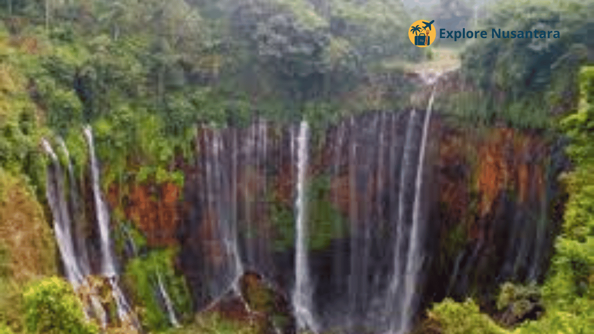 6 Wisata Air Terjun Epik 2025 di Indonesia - Air Terjun Tumpak Sewu di Lumajang terlihat dari atas dengan pemandangan megah seperti tirai air