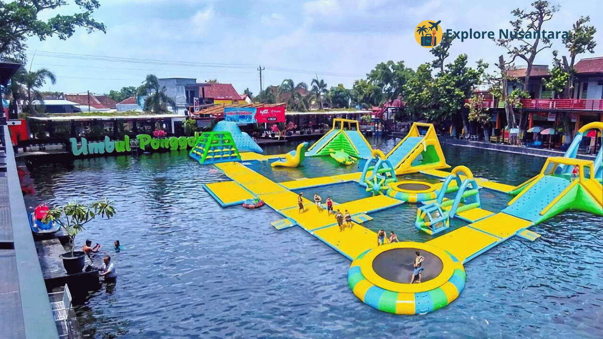 Tempat Healing Favorit 2025, Orang berenang dan menyelam dengan properti unik di Umbul Ponggok, Klaten