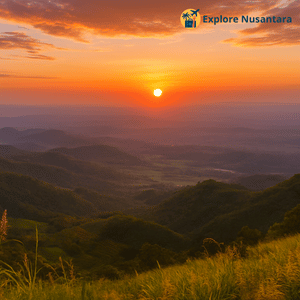 Pemandangan sunset indah dari Bukit Watu Lawang di Nganjuk, Jawa Timur
