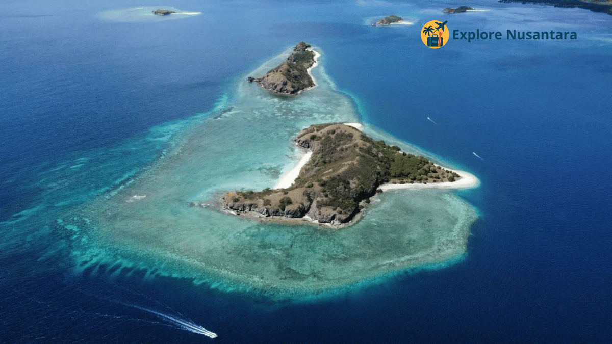 Taman Laut 17 Pulau Riung Flores dilihat dari udara dengan laut biru jernih dan pulau-pulau kecil tersebar - Wisata Nusa Tenggara Timur 2025