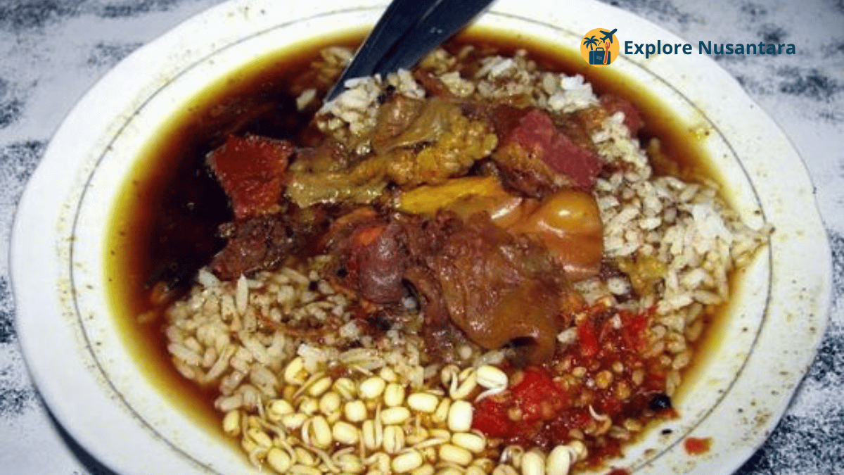 Rawon Legendaris 2025 dari Banyuwangi dengan sambal dan kerupuk, telur asin, dan sambal di atas piring khas Jawa