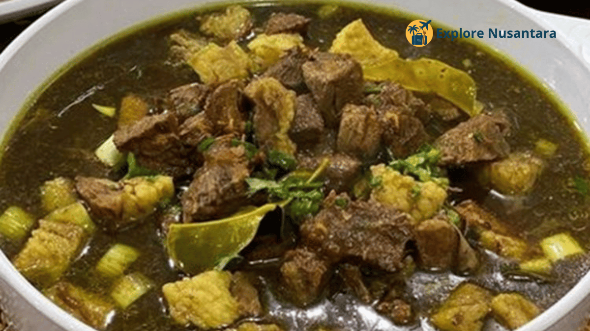 Rawon Brintik di mangkok tanah liat dengan nasi hangat dan sambal terasi Rawon Legendaris 2025