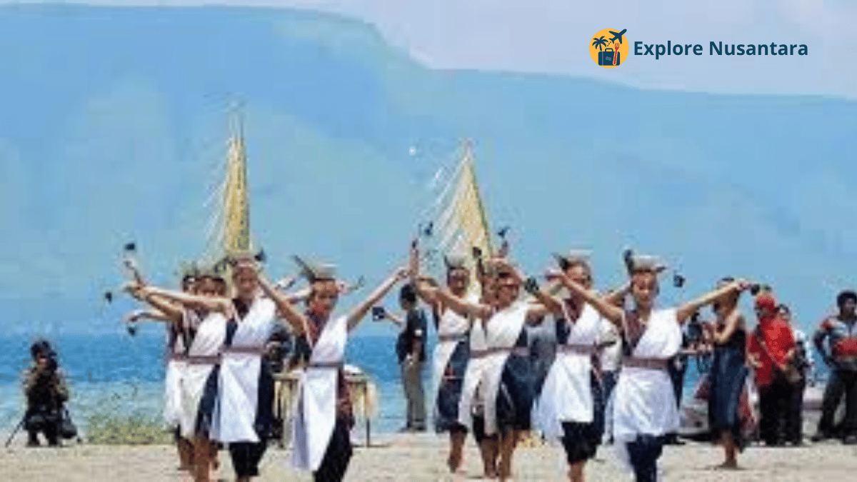Festival Danau Toba dengan pertunjukan tari Batak dan latar danau biru