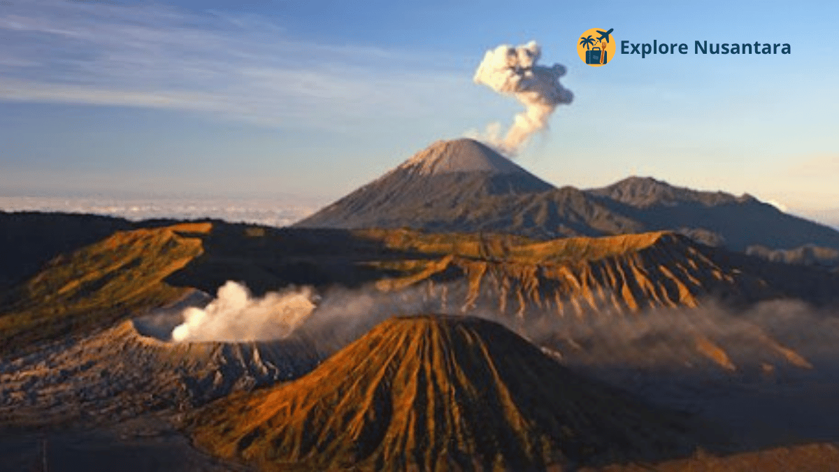 Kaldera Gunung Bromo dengan sunrise dramatis dan lautan pasir