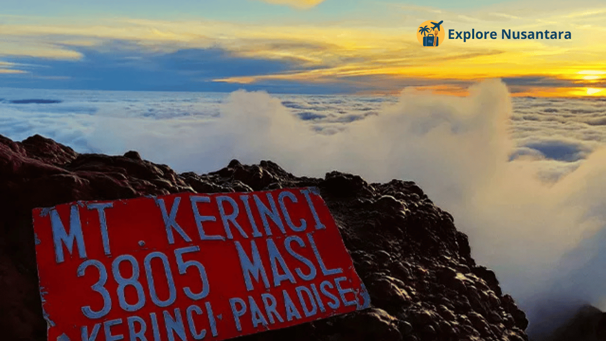 Gunung Kerinci di Sumatra Barat, tertinggi di Pulau Andalas