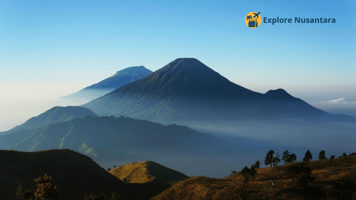 Kalau kamu cari gunung hits 2025 dengan jalur ramah pemula, pilih Gunung Prau.