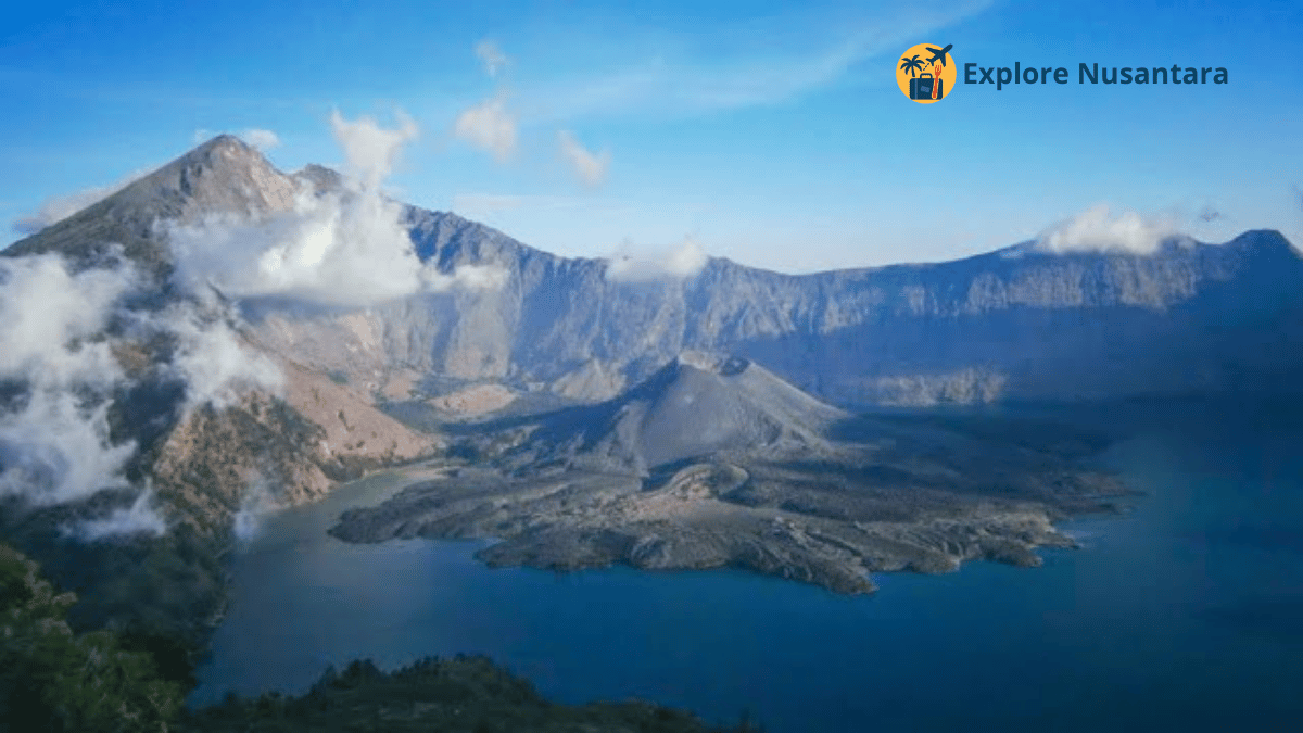 Salah satu gunung hits 2025 yang banyak diburu pendaki adalah Gunung Rinjani di NTB.