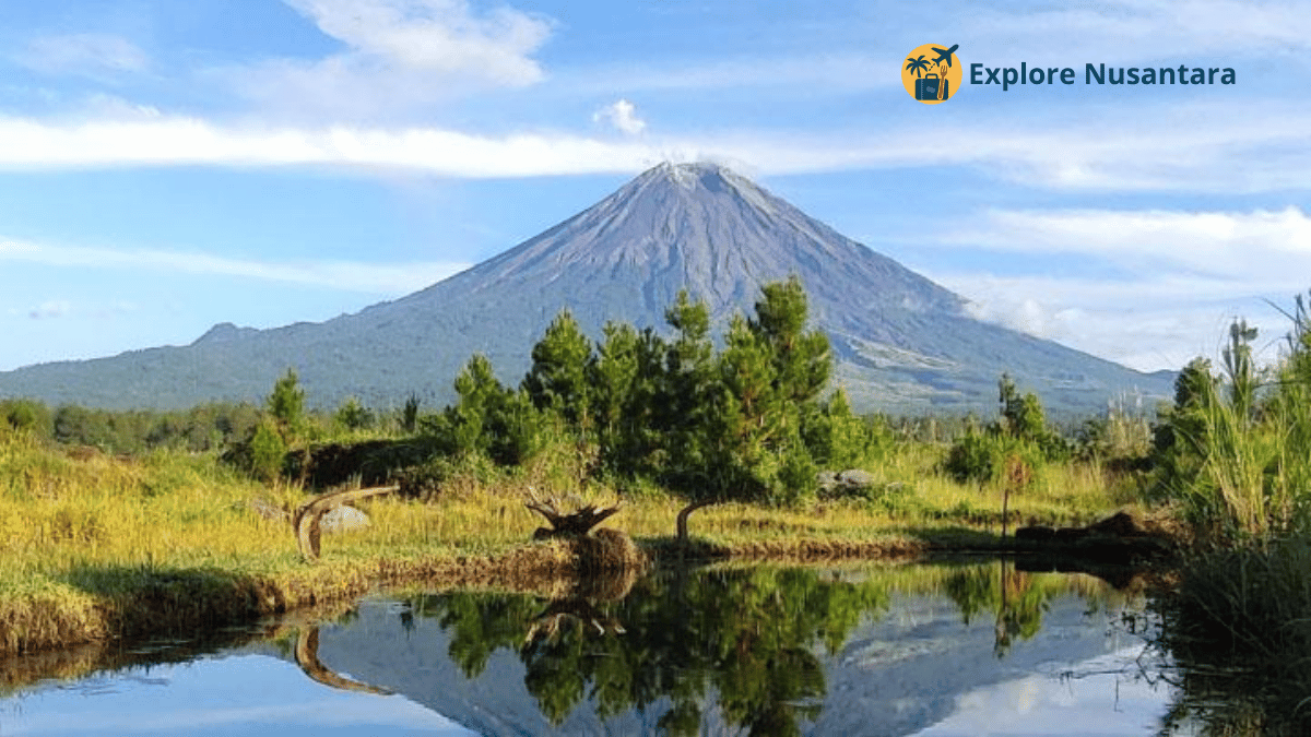 Letusan kecil Gunung Semeru di atas awan Pulau Jawa