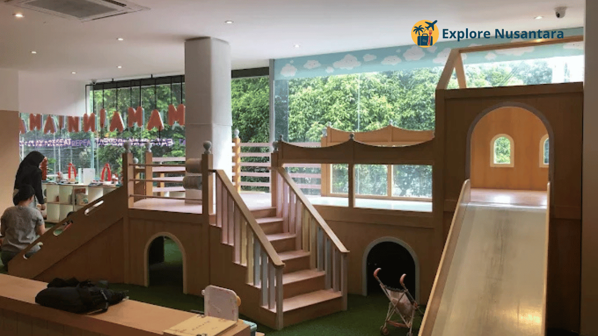 tempat Makan Keluarga di Jakarta - Rooftop restoran Mamain Eat & Play dengan playground warna-warni dan kursi keluarga