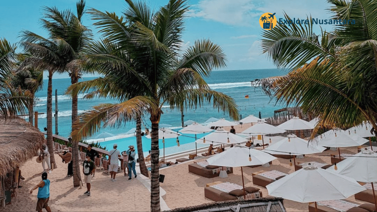 Palmilla Beach Club dengan latar pantai Melasti yang ikonik, Tempat Nongkrong Hits di Bali 2025