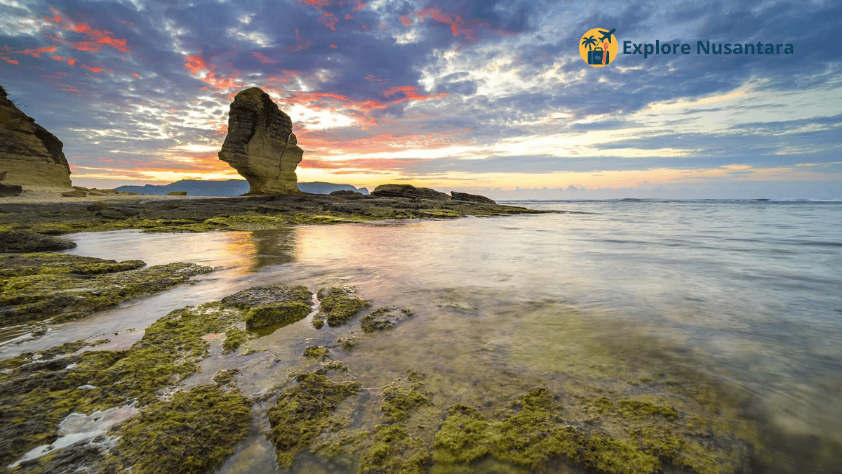 Formasi batu unik di Pantai Batu Payung, Lombok