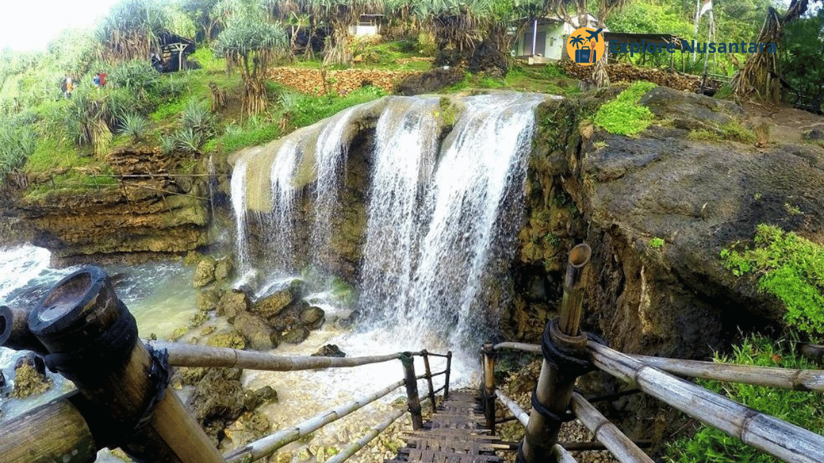 Wisata Baru Indonesia 2025 - Pantai Jogan Gunungkidul dengan air terjun unik langsung ke laut
