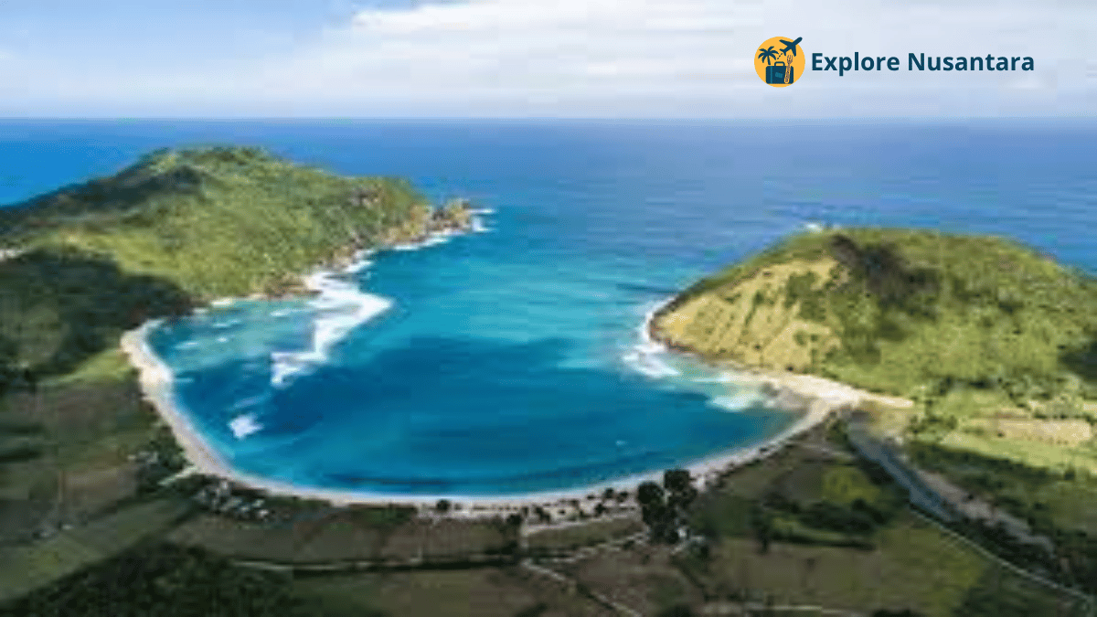Pantai Mawun dengan perbukitan hijau di sekitarnya