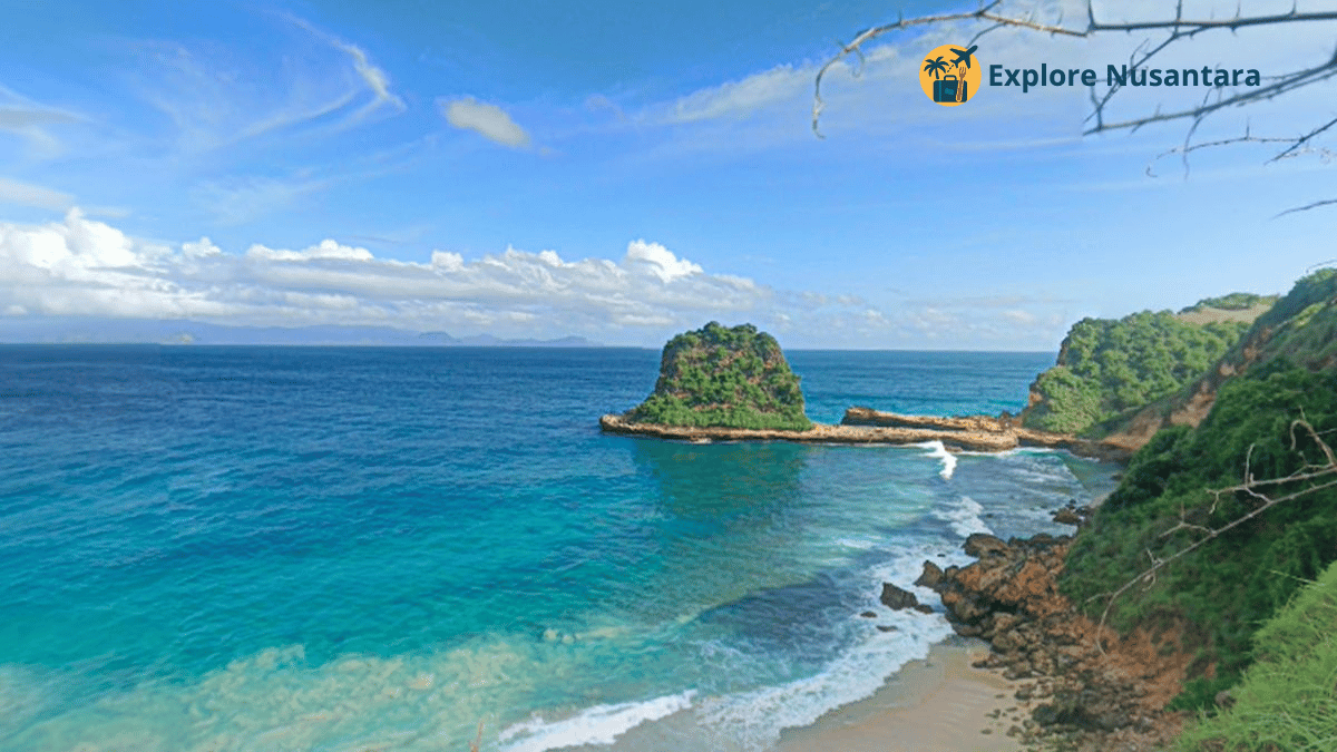 Pantai Tanjung Bloam dengan tebing curam dan laut biru