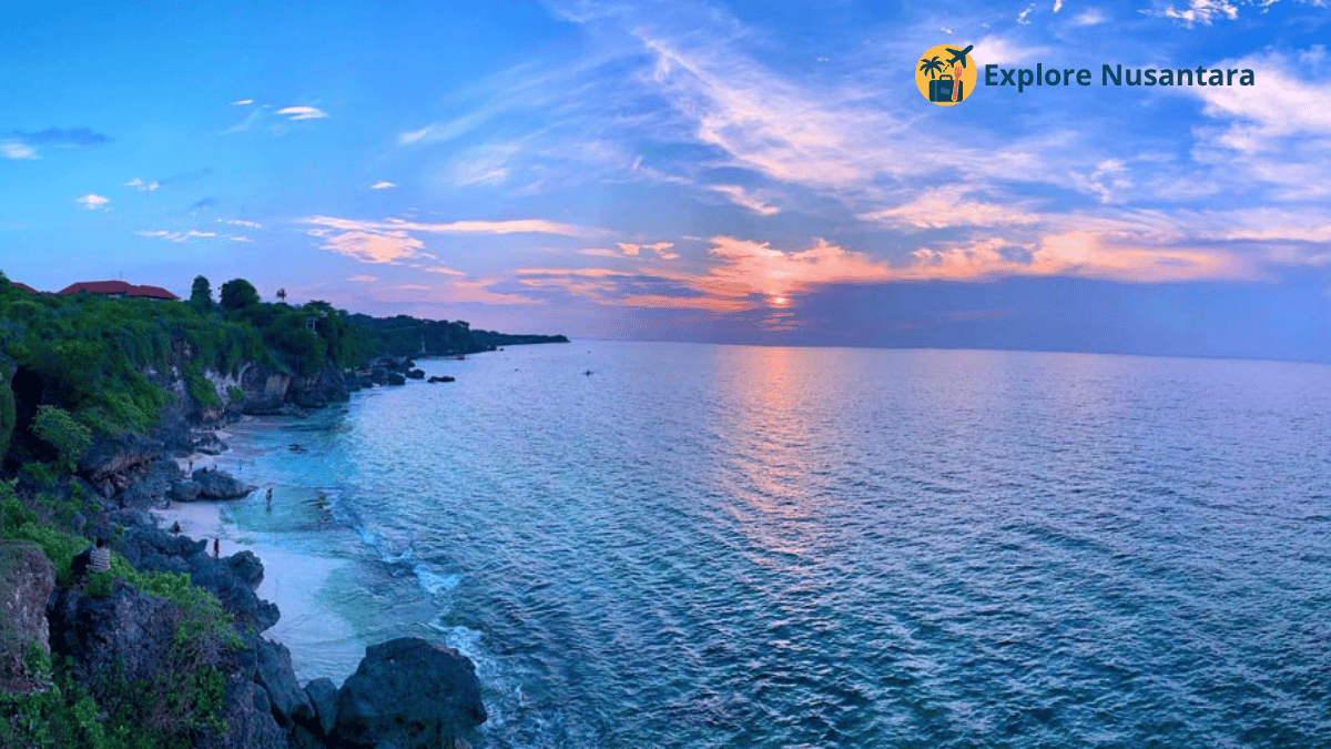 Pantai Tegal Wangi Bali saat matahari terbenam