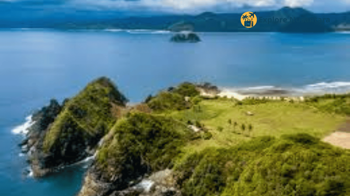 Pantai Telawas dengan batuan besar seperti Raja Ampat