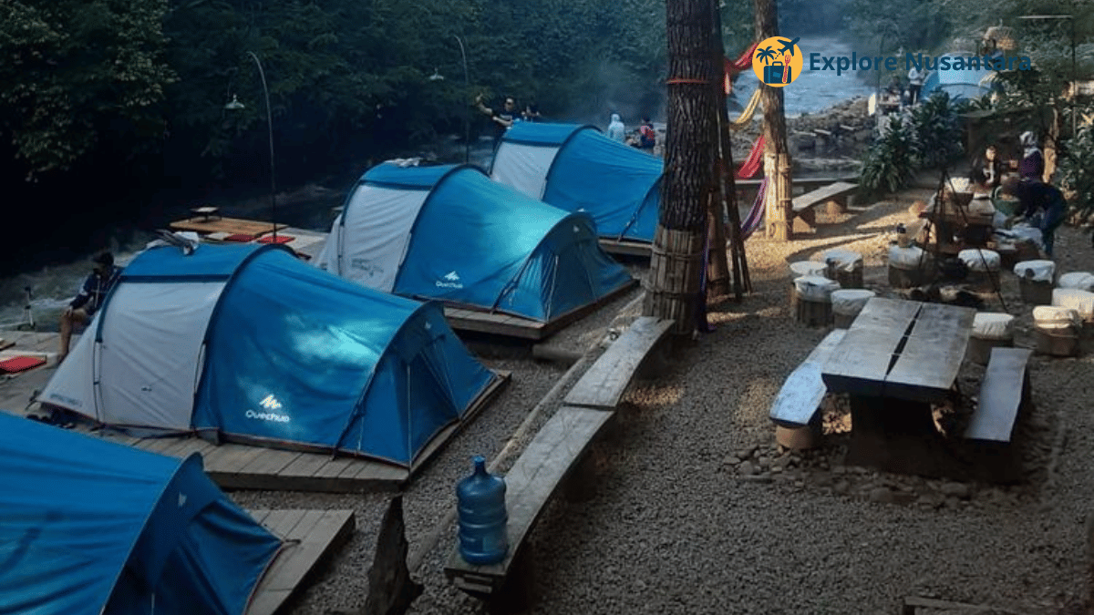 Pineus Tilu Riverside Camp di tengah hutan pinus