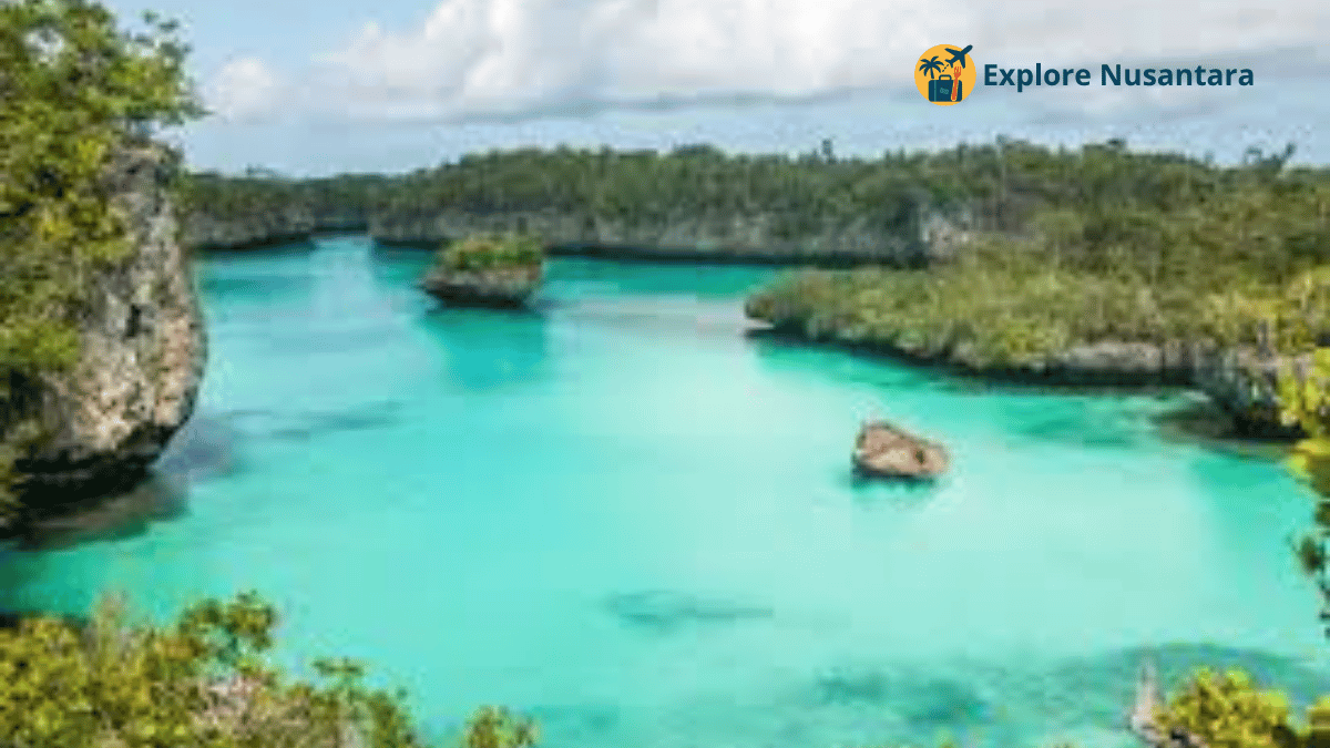 Pulau Bair di Maluku dengan tebing tinggi dan teluk biru tosca - Pulau tersembunyi di Indonesia 2025