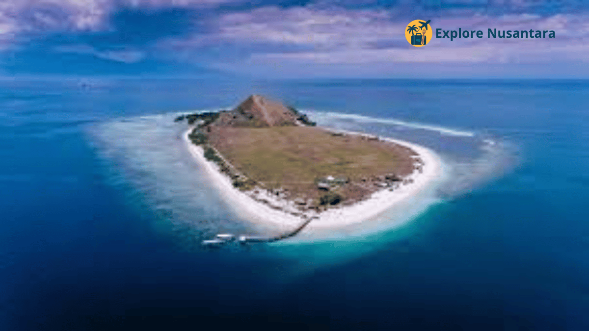 Pulau tersembunyi di Indonesia 2025 - Hamparan savana dan laut jernih di Pulau Kenawa, NTB