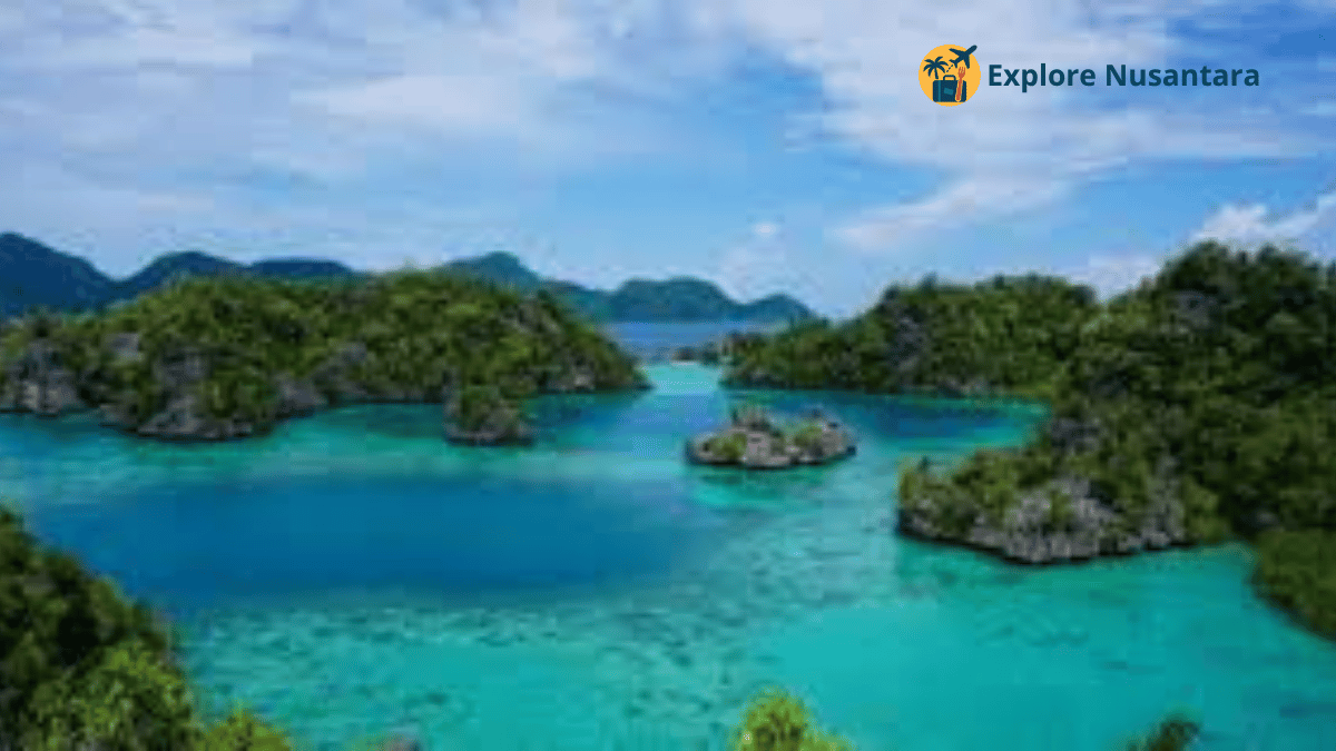 Pulau tersembunyi di Indonesia 2025 - Panorama Pulau Sombori di Sulawesi Tengah dengan gugusan karst yang eksotis