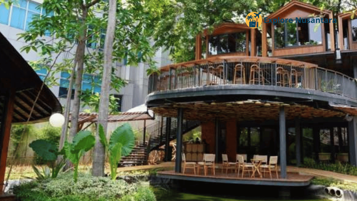 Saung bambu terapung di Talaga Sampireun dengan kolam ikan di sekitarnya