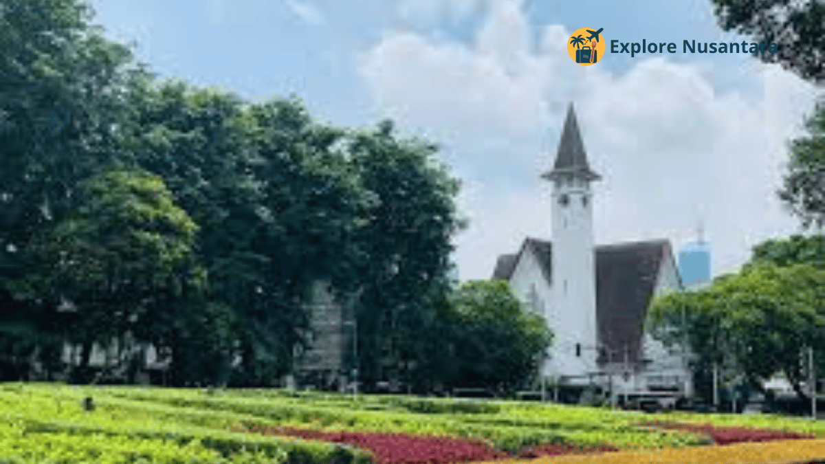Taman Suropati Jakarta dengan suasana rindang dan komunitas musik jalanan