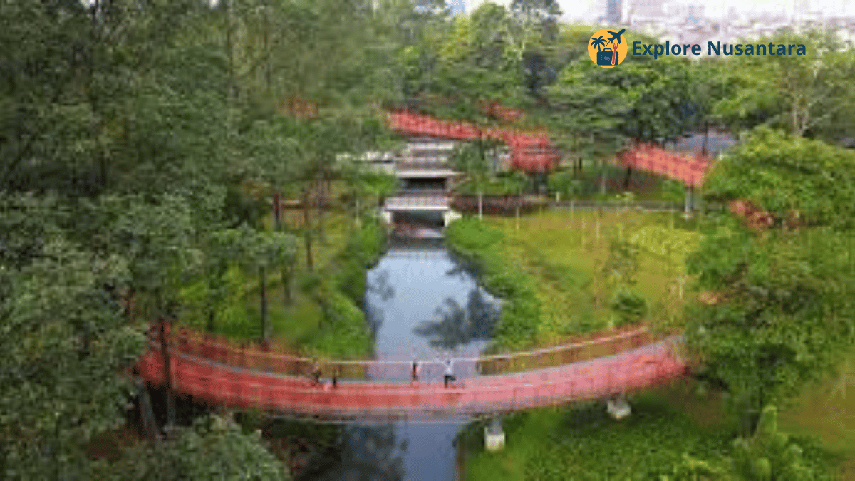 Jembatan lengkung di Tebet Eco Park yang jadi ikon taman Jakarta Selatan