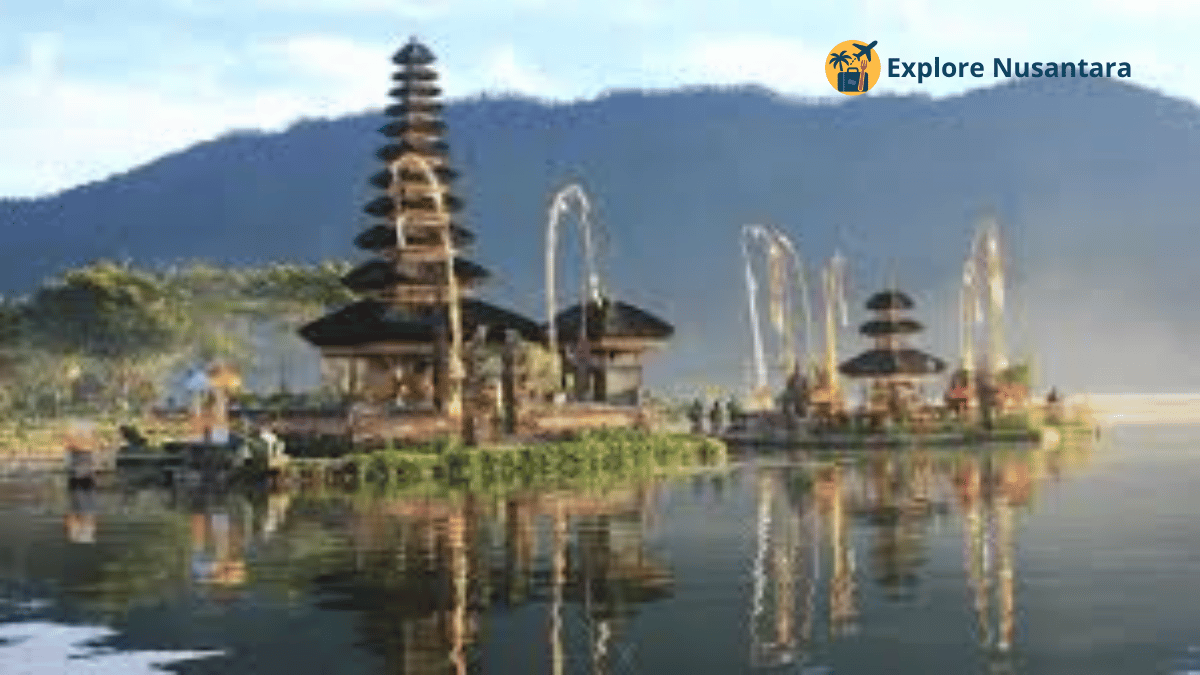 Pemandangan Ulun Danu Beratan dengan kabut pagi yang menenangkan