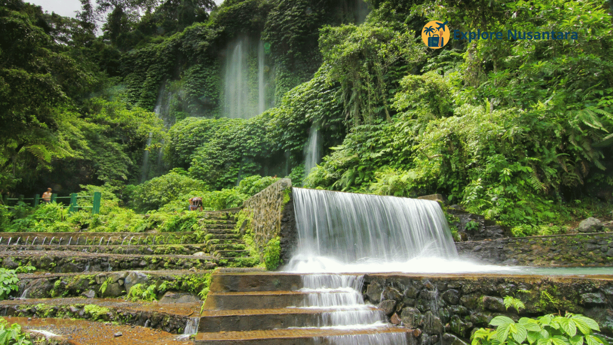 Air Terjun Benang Stokel dengan dua aliran air di tengah rimbunnya hutan
