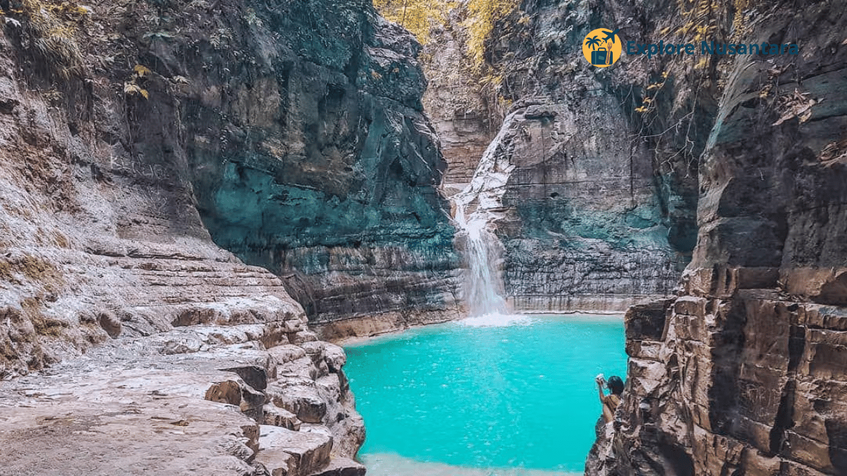 Wisata Sumba 2025 - Air Terjun Waimarang dengan tebing tinggi dan kolam air berwarna hijau toska di Sumba