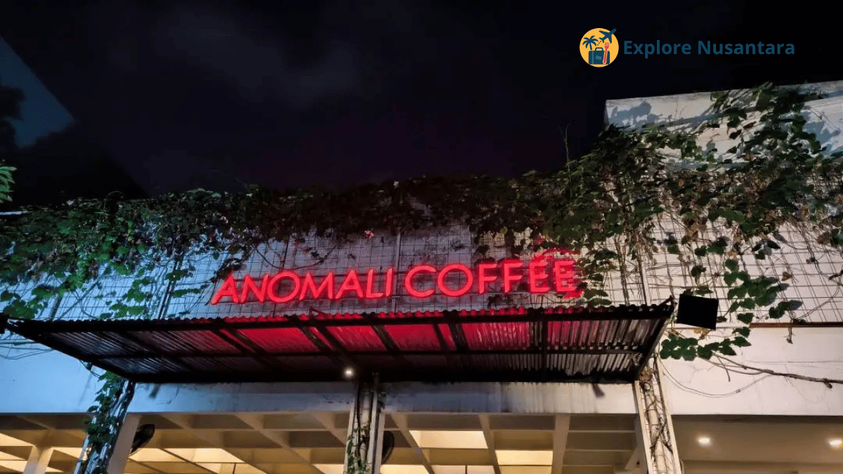 Warung Kopi Viral 2025 Gerai Anomali Coffee Jakarta dengan logo khas dan interior kayu