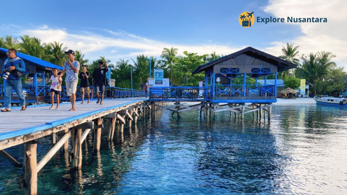 Desa wisata Arborek di Raja Ampat dengan perahu kayu dan laut jernih