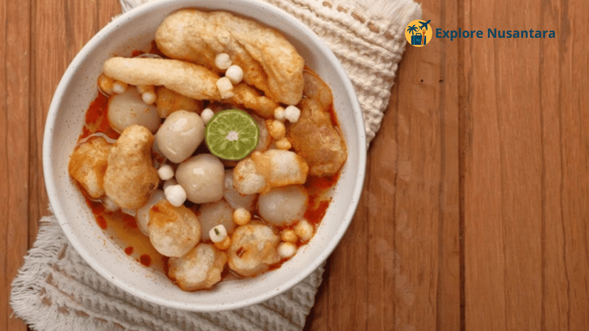 Bakso aci dengan kuah merah pedas dan aneka topping