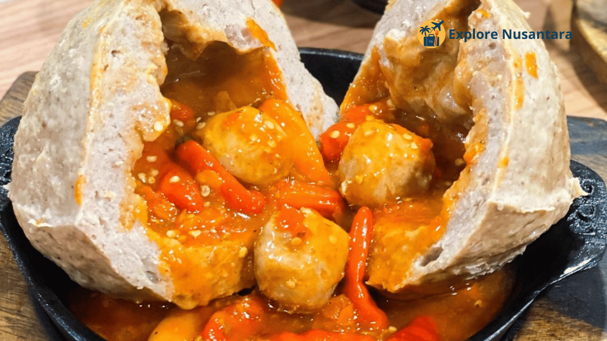 Bakso Rusuk dengan iga sapi besar menjulang dari mangkuk