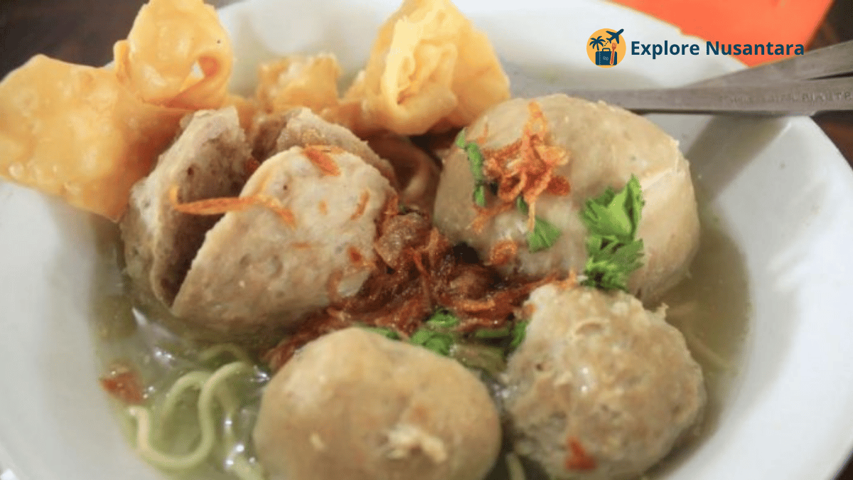 Bakso Titoti Solo dengan kuah bening dan isian urat serta telur