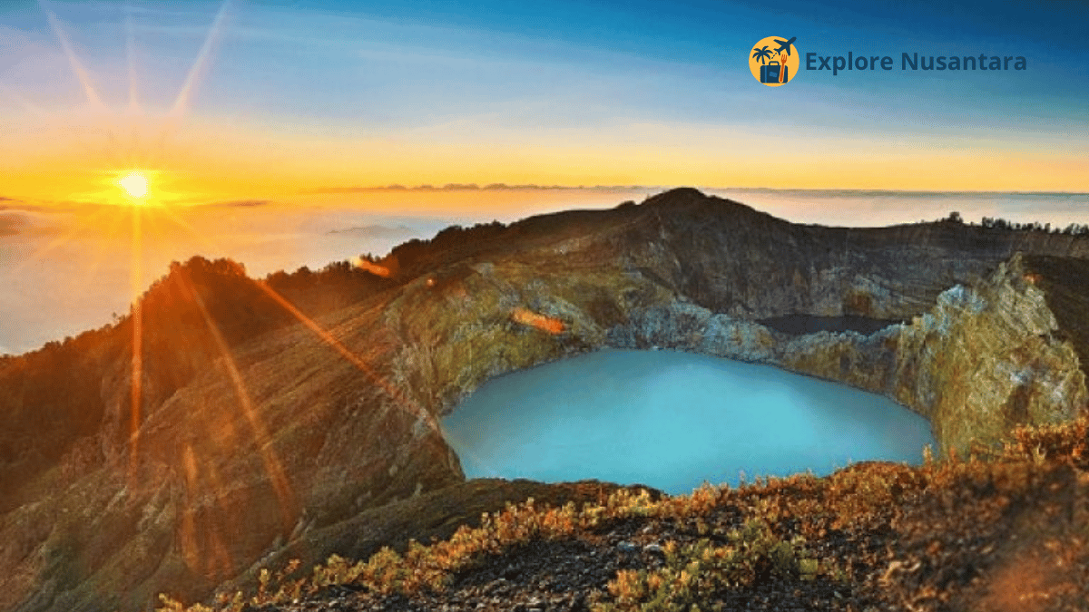 Wisata Nusa Tenggara Timur 2025 - Tiga warna berbeda di Danau Kelimutu Flores yang terkenal mistis dan magis