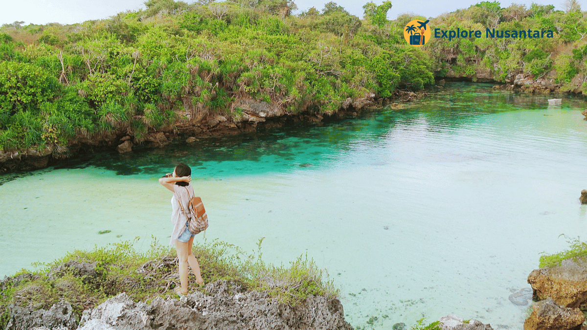 Danau Weekuri di Sumba dengan air biru kehijauan dan batu karang mengelilingi tepinya