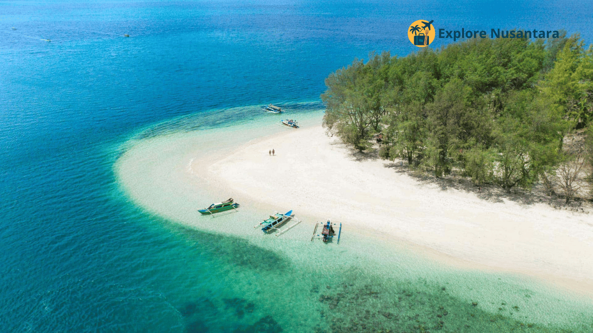 Gili Nanggu dengan laut jernih dan pasir putih sepi