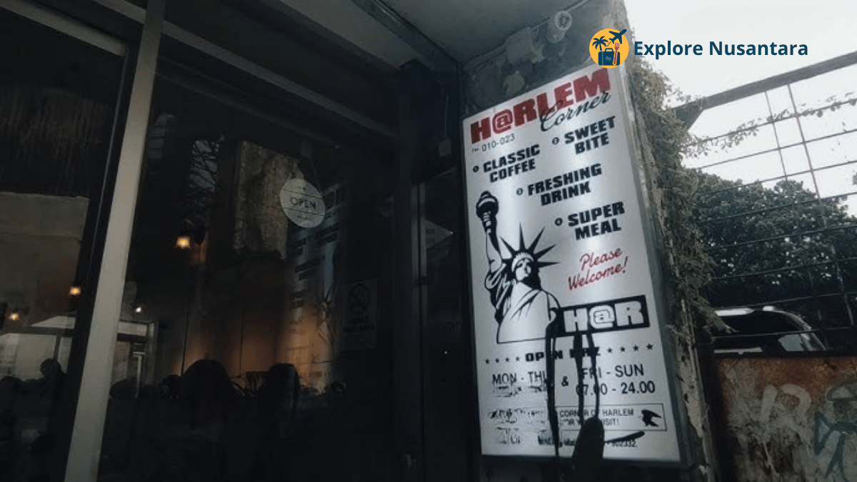 Tampilan depan Harlem 2.0 Coffee di Surabaya dengan gaya industrial dan lampu neon