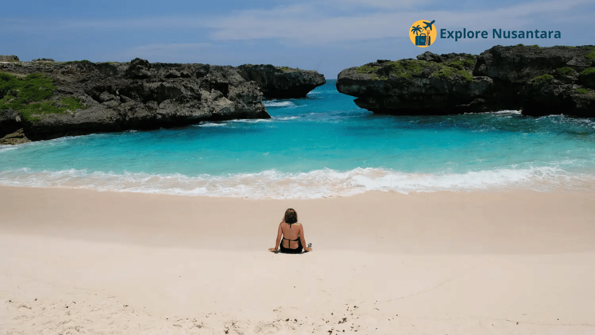 Wisata Sumba 2025 - Pantai Mandorak di Sumba dengan pasir putih bersih dan tebing karang di sisi kanan kiri