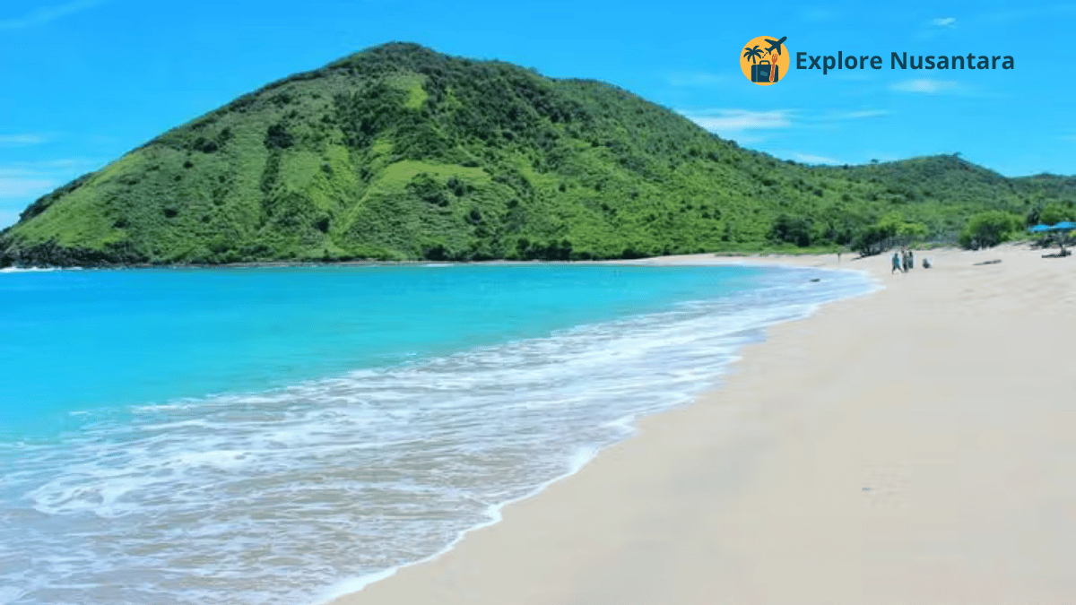 Pantai Mawun Lombok dengan pasir putih dan air jernih