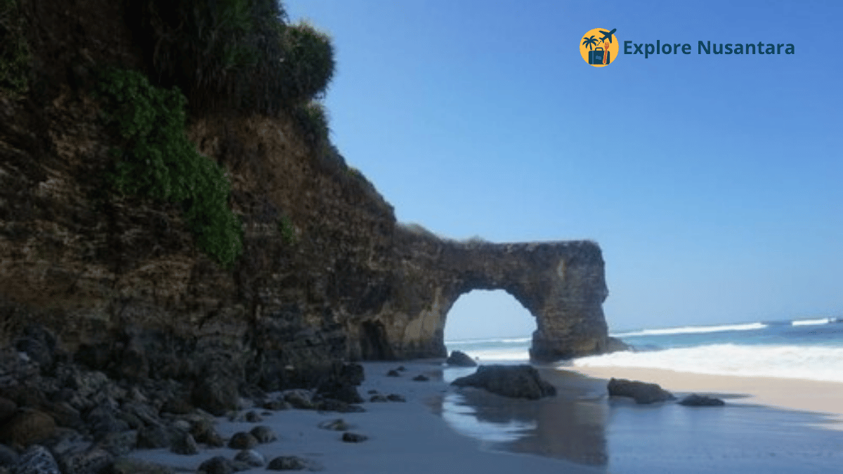 Wisata Nusa Tenggara Timur 2025 - Pantai Mbawana di Sumba Barat Daya dengan tebing ikonik berlubang dan hamparan pasir putih