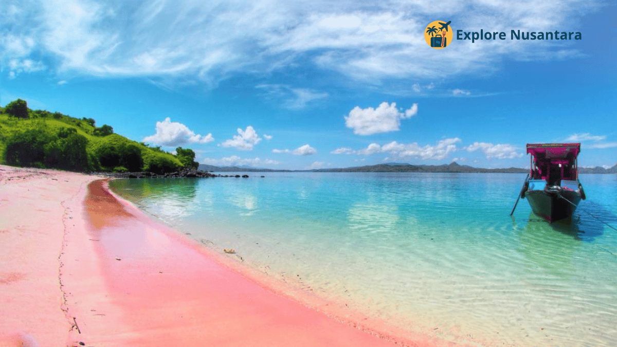 Pantai Pink Lombok dengan pasir merah muda dan air laut biru