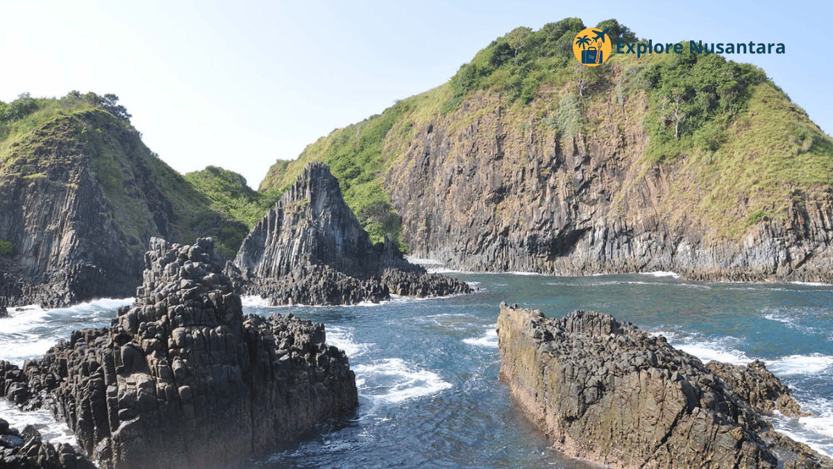 Tebing batu unik di Pantai Semeti Lombok