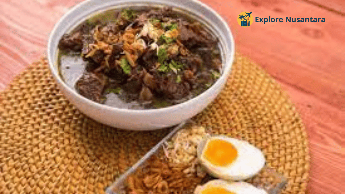 Semangkuk Rawon Setan khas Surabaya dengan daging tebal dan sambal pedas