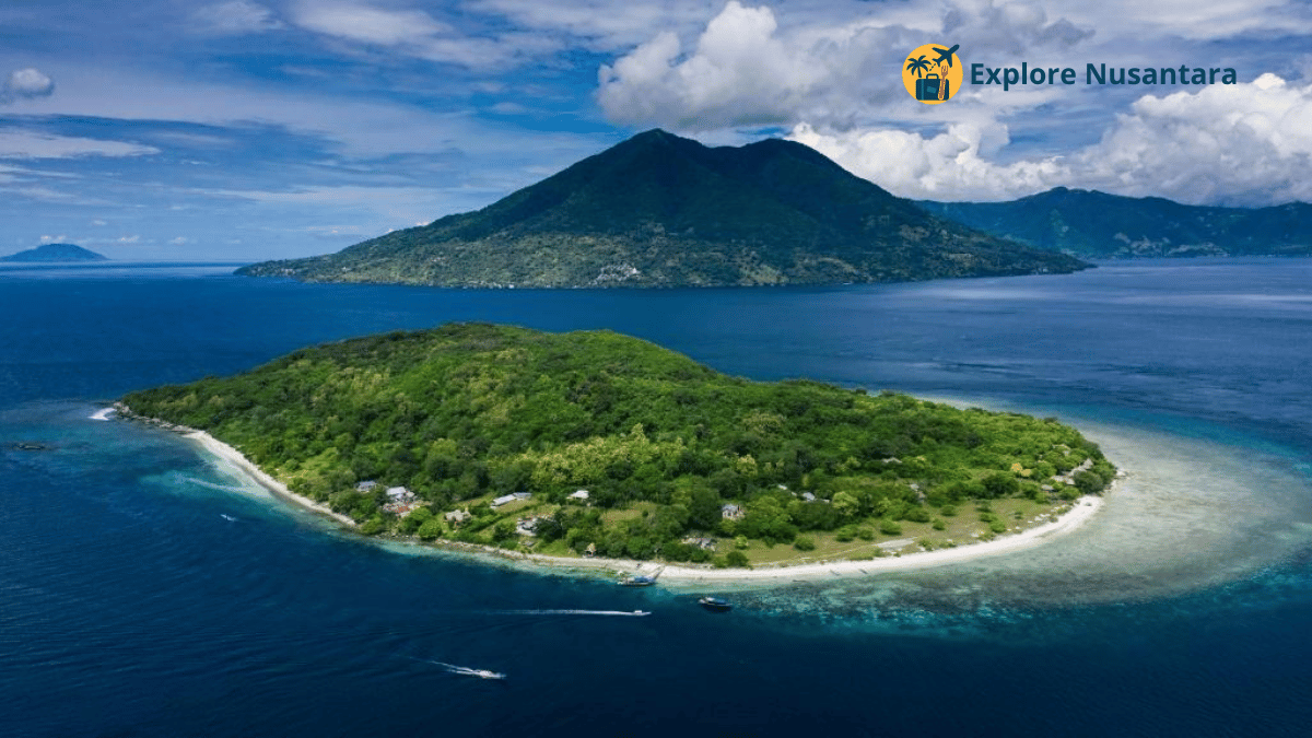 Pemandangan laut biru dan perbukitan Pulau Alor, surga tersembunyi di timur NTT