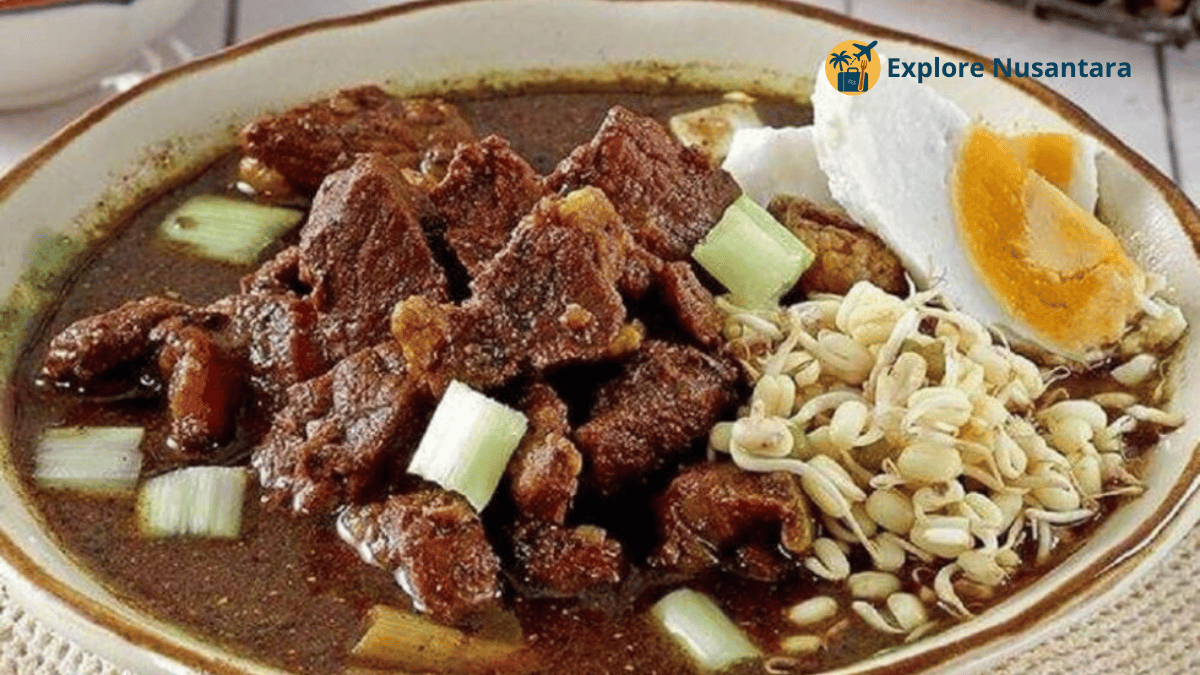 Rawon Kalkulator dengan lauk paru goreng dan telur asin di piring putih Rawon Legendaris 2025