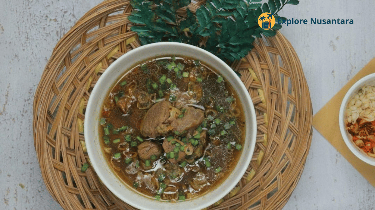 Rawon Legendaris 2025 dari Banyuwangi dengan sambal dan kerupuk dan kerupuk udang Rawon Yu Nah Banyuwangi disajikan dengan nasi putih dan sambal bawang