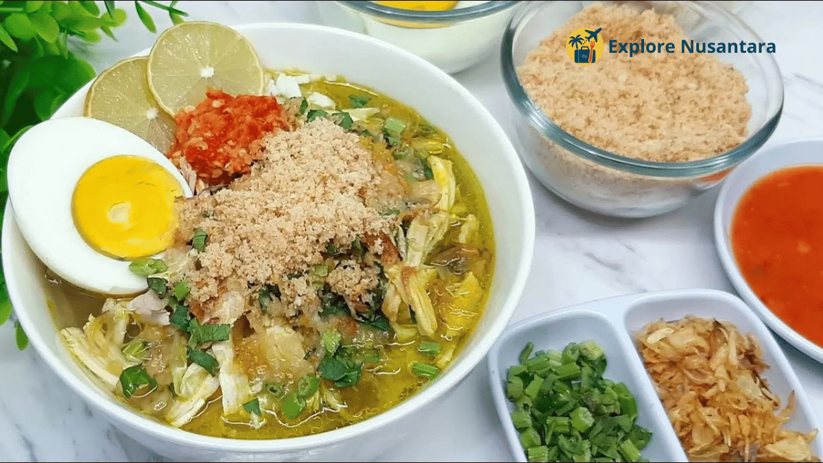 Semangkuk Soto Lamongan dengan koya dan suwiran ayam