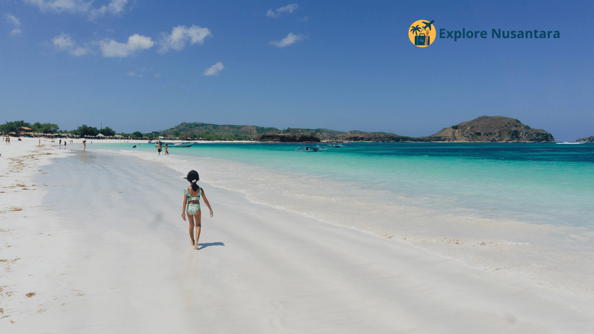 Pantai Tanjung Aan dengan pasir putih dan laut biru kehijauan